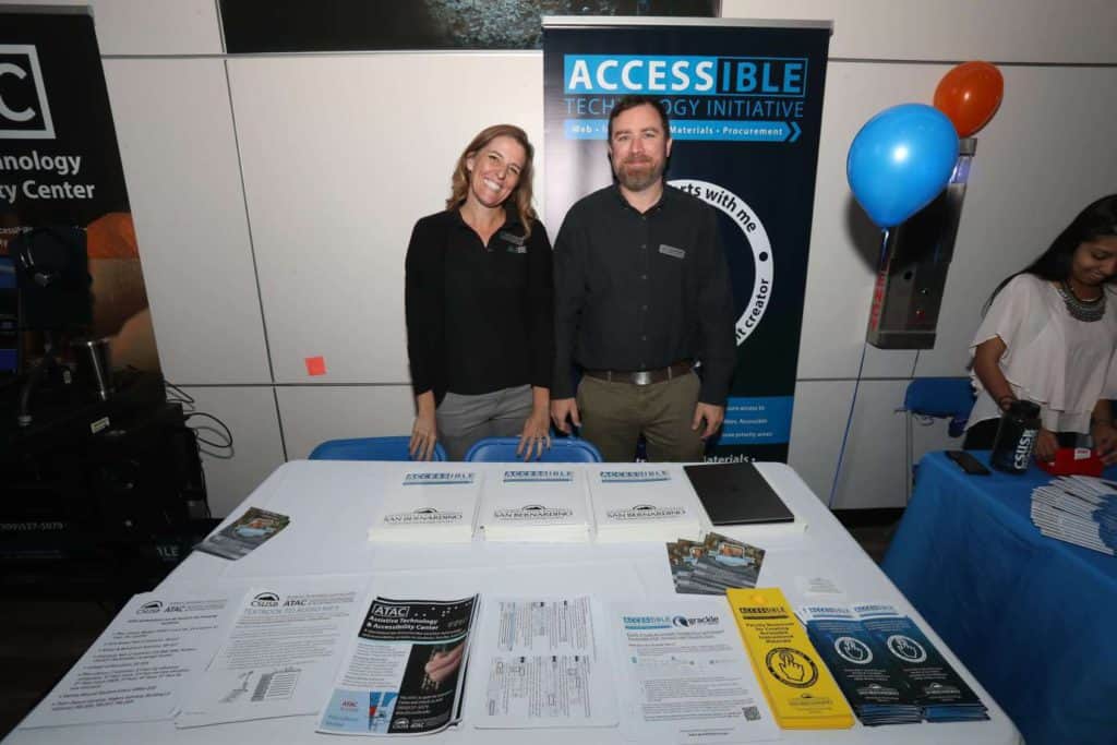 (f.v.) Christine Fundell, tilgjengelighetsspesialist, og Leon McNaught, koordinator for tilgjengelig teknologiinitiativ på OktoberTech - Tech Days, i "The Cave", CSUSB