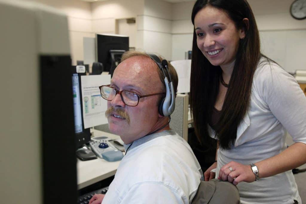 Rick og Jenny jobber med ZoomText og CCTV i ATAC-laboratoriet, CSUSB